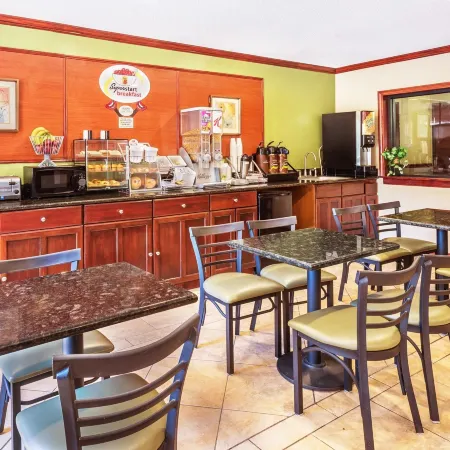 Super 8 by Wyndham Tilton/Lake Winnipesaukee Отели в г. Тилтон