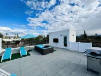 NEW LUXURIOUS LA HOME (Private Rooftop, Outdoor TV, Firepit, etc