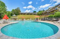 Hike, Golf and Swim Blue Ridge Cabin Escape - Pool