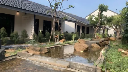 Trat Tara Boutique Hotel Отели рядом с достопримечательностью «Wat Buppharam or Wat Plai Klong»