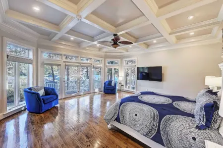 Lakefront Home Private Dock, Tiki Bar, Firepit Shore to Please by Avantstay