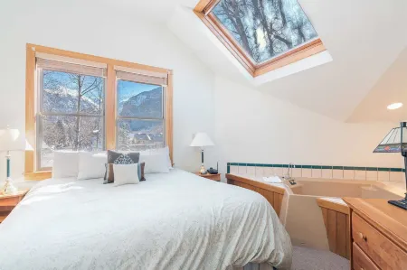 Plunge A by AvantStay Stunning Views A Block from Lift 7