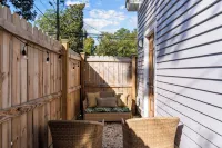 Golden Girls Cottage in Historic Mansion District