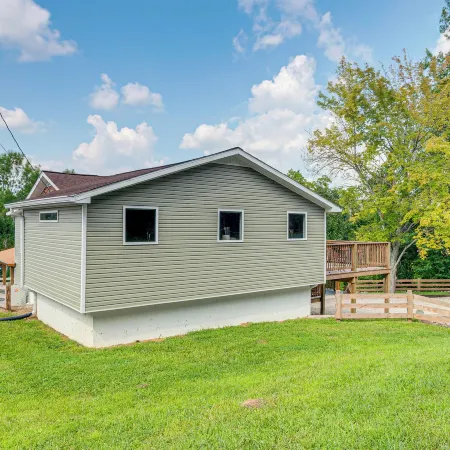 Waterfront Escape in Cub Run w/ Deck & Hot Tub!