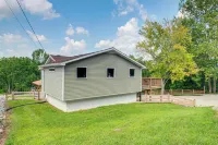 Waterfront Escape in Cub Run w/ Deck & Hot Tub! - 3 tähden