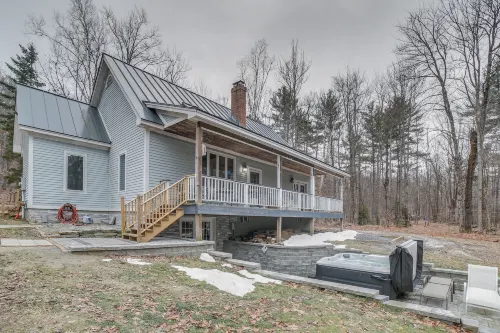 Peaceful Cavendish Retreat w/ Hot Tub & Fireplace! - Homestays