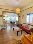 Dreamtime Hostel - Hostels