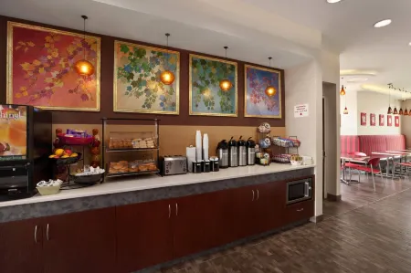 Ramada by Wyndham Rockville Centre Отели в г. Лейквью