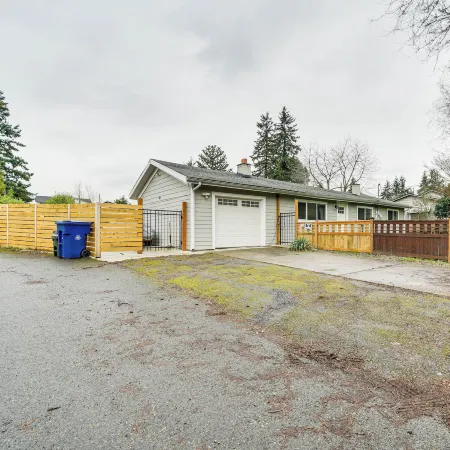 14 Mi to Dtwn Seattle: Sleek Home w/ Large Yard