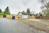14 Mi to Dtwn Seattle: Sleek Home w/ Large Yard