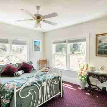 "The Hollies" Wine Country Victorian Farmhouse Rooms