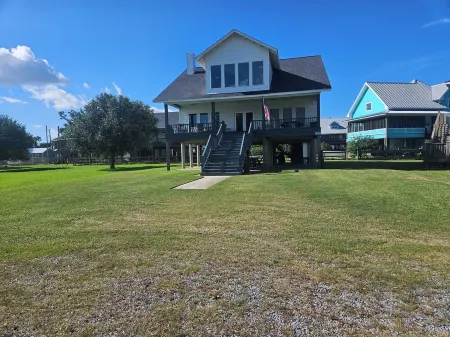 Beautiful Calcasieu Lake Views from Old Settlement Home.