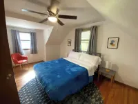 • Lively Cottage 2 King Beds 4 Bed 2 Bath •
