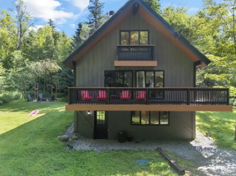 Hot Tub, Game Room, Fire Pit, Dog Friendly, 8 Minutes to Ski Mount Snow