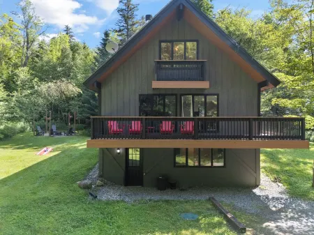 Hot Tub, Game Room, Fire Pit, Dog Friendly, 8 Minutes to Ski Mount Snow