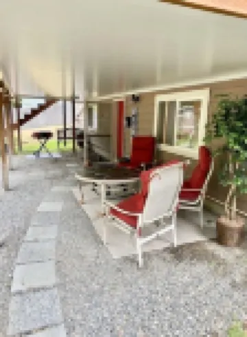 "The Red Door" 1 mile from downtown. 1 bedroom. Own entrance. Full Bath/Kitchen