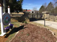 The Cabin at Flat Rock Farms - rustic charm on a beautiful former horse farm Hotels in Marshall County