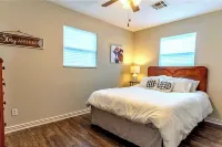 Historic 3 bed, 2bath Bungalow Minutes from IAH with Backyard Putting Green! Hotel a Humble