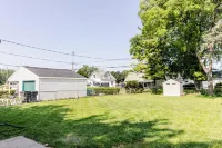 Charming 2-bedroom house with everything you need in the heart of West Allis Hotels in West Allis