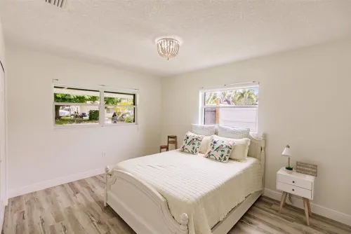 Ila's Beach House: Near IMG-Heated Salt Pool- Pets OK-Modern Organic Smart Home