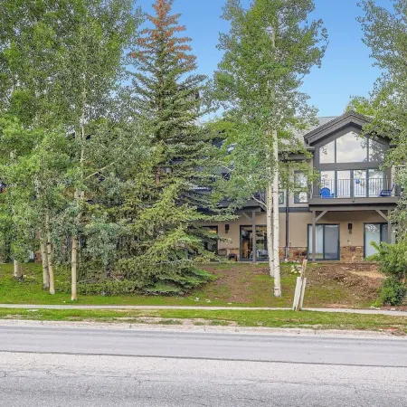 Lux 3/3 Chalet! 4 Min Walk to Quicksilver Lift & Main STPRIVATE Hot TUB"