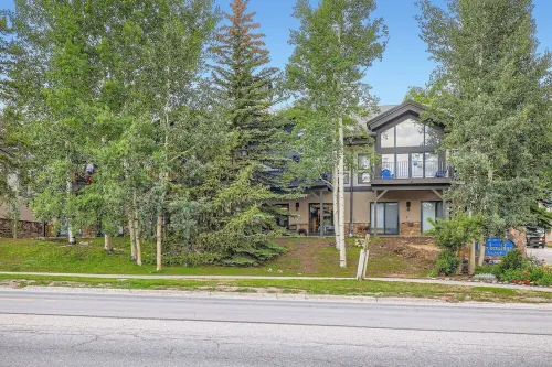 Lux 3/3 Chalet! 4 Min Walk to Quicksilver Lift & Main STPRIVATE Hot TUB"