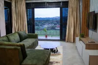 Cozy Lake View Apartment.