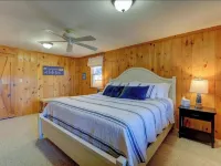 Stunning Waterfront Lake House! Hotels in Wakefield