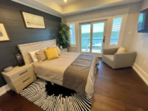 New 4,500 Sq.ft. 14 Guests, 5 Bed, 5 Bath, SkyDeck, Spa, Elevator, Docks, WiFi.