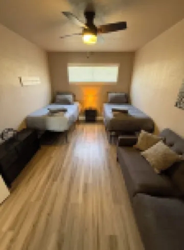 Charming 2-bedroom house with indoor hot tub and spa! Free EV Charger!