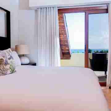 Charming Apartment in Puerto Bahía The Bannister with Balcony and Sea View. Rooms