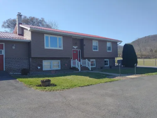 Country home on horse farm. Only 4 miles from Beaver Stadium.