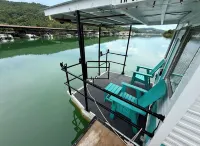 Little Palm • Tiny Houseboat on Norris Lake! فنادق في Claiborne County