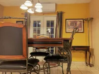 Big cozy house in gated community behind the American Consulate, 10-minute WALK.