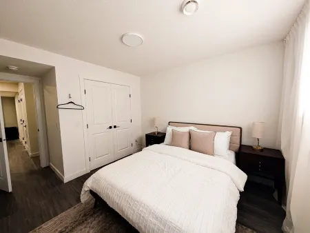 Coziest & Modern Basement Retreat East of Calgary Отели в г. Честермир