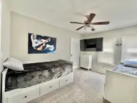 Beautiful 3 Bedroom, 1 Bath, 2nd Floor, 2 blocks from Ocean Gate Beach - Apartments