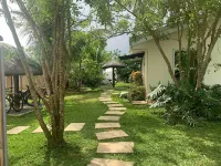 Romantic Cabin Retreat with Garden View + Parking Hotels in Amadeo