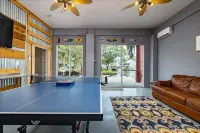 Bigfoot Bungalow -Enjoy being directly on the clear waters of Weeki Wachee River