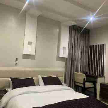 Exquisite 5 bedroom apartment, Peter odili. Rooms