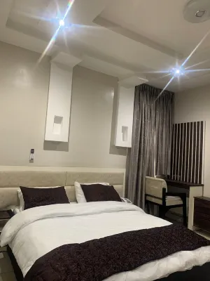 Exquisite 5 bedroom apartment, Peter odili.