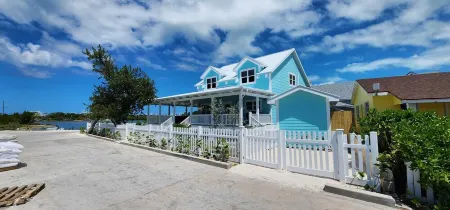 Seaside Bliss: Dockside Living with Stunning Sunsets and Sunrises Отели в г. Green Turtle Cay