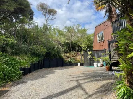 Spacious large sun drenched house, with Sea & bush views, 20 mins walk to town.