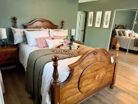 Charming 3-bedroom Georgetown house close to Square. Long term stays welcomed.