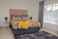 Elegant Poolside Retreat: 2-Bed Luxury Guesthouse