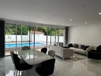 New house with swimming pool Hotels in Pessac