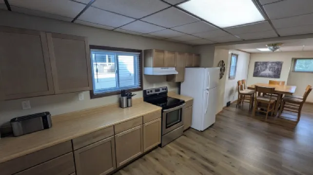 Massive 2-bedroom lower unit with fast WI-FI & in unit washer/dryer