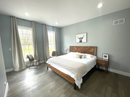 New  house with pickle ball court  game room 5 min  Bass Lake Knox Indiana!