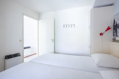 Ameland - Quiet apartment near the beach with terrace and pool access Hotels in 