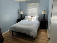 Charming 3-bedroom apartment in serene Grosse Pointe Park, close to lake 그로쓰 포인트 파크 호텔