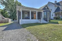 Bet on Bristol a 3 bedroom 2 bath house located near downtown Bristol TN/VA Putt-putt Fun Center附近的飯店